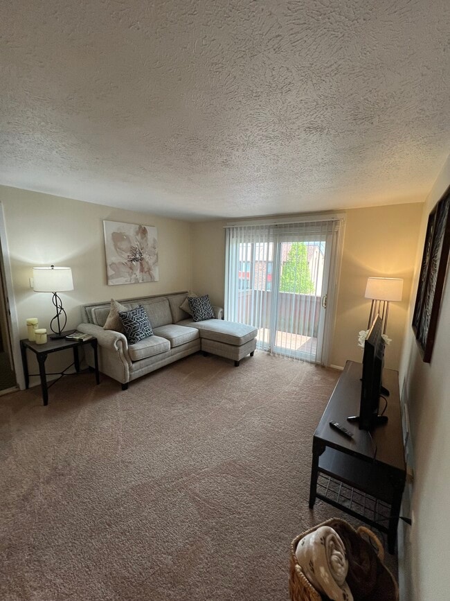 Sala de estar de 1 dormitorio de 600 pies cuadrados - Monroeville Apartments at Deauville Park