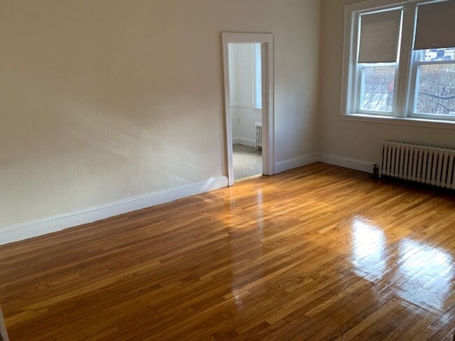Photo - Charming, Sunny High Floor Flat Renovated kitchen Dishwasher, Very spacious, Ht Hw Inc NO FEE