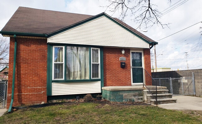 Photo - 28833 Groveland St