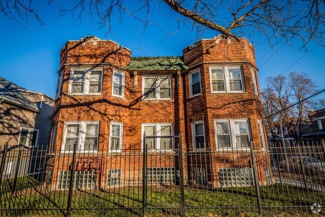 Building Photo - 702 N Waller Ave Rental