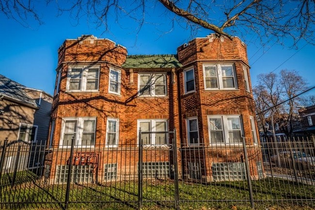 Building Photo - 702 N Waller Ave Rental
