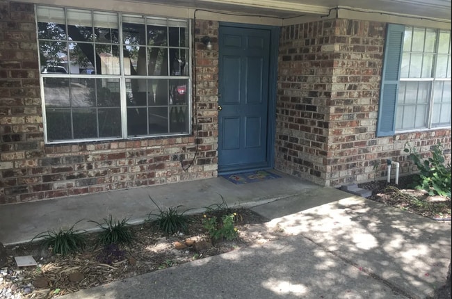 Photo - 1920 Briar Oaks Dr Apartment