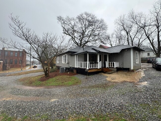 Photo - Awesome 3 Bed Close to Campus