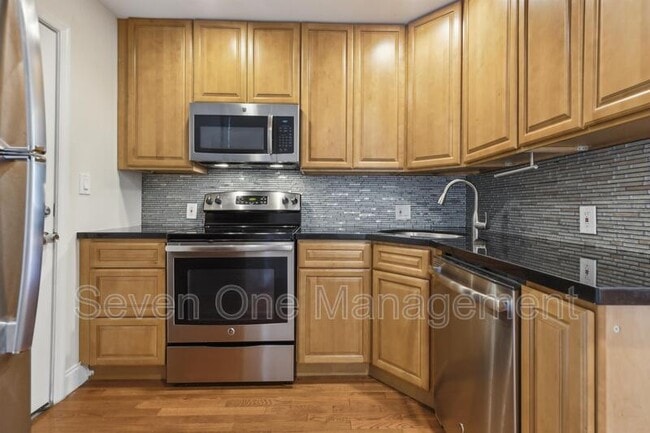 Building Photo - 6066 Ridge Ave