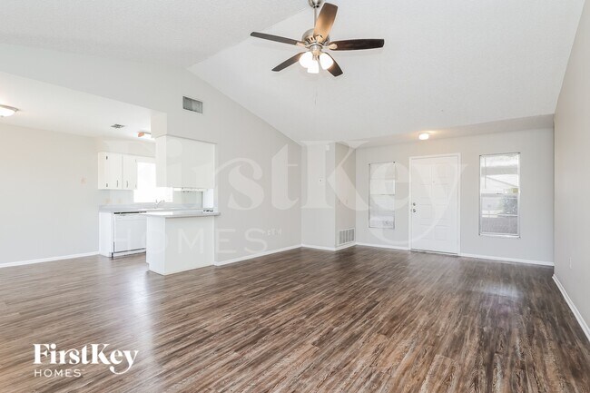 Photo - 1095 Sunshine Way SW