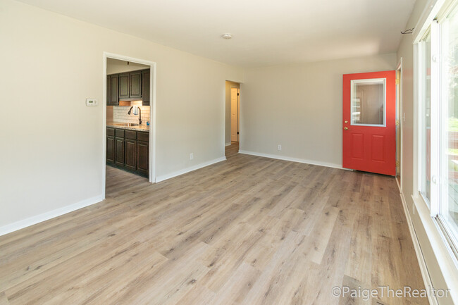 Livingroom - 1728 Mason St NE Casa