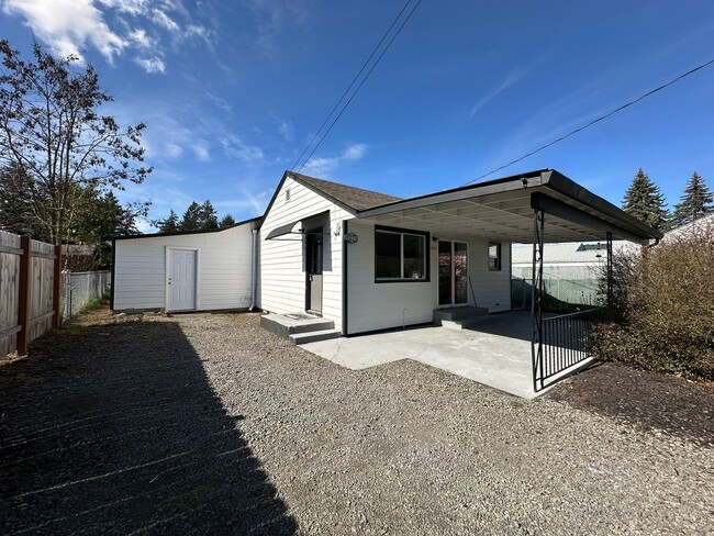 Darling 2bd, 1ba house with large fenced y... - Darling 2bd, 1ba house with large fenced y...