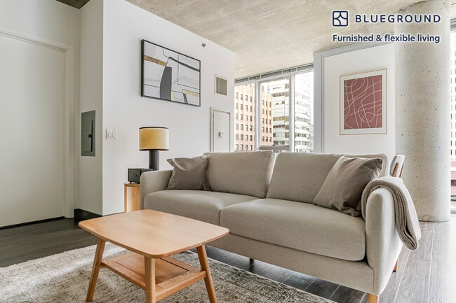 Building Photo - 215 W Lake St