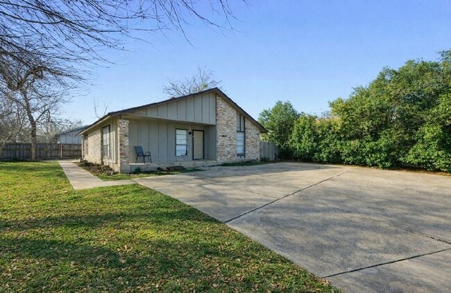 Building Photo - 2/1 Duplex in South Austin!