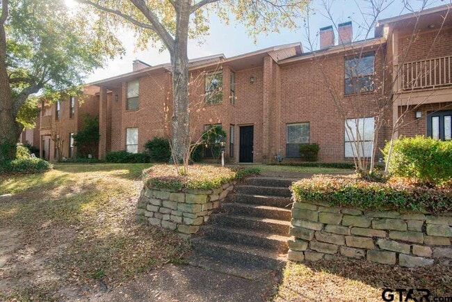 Photo - 5823 Hollytree Dr