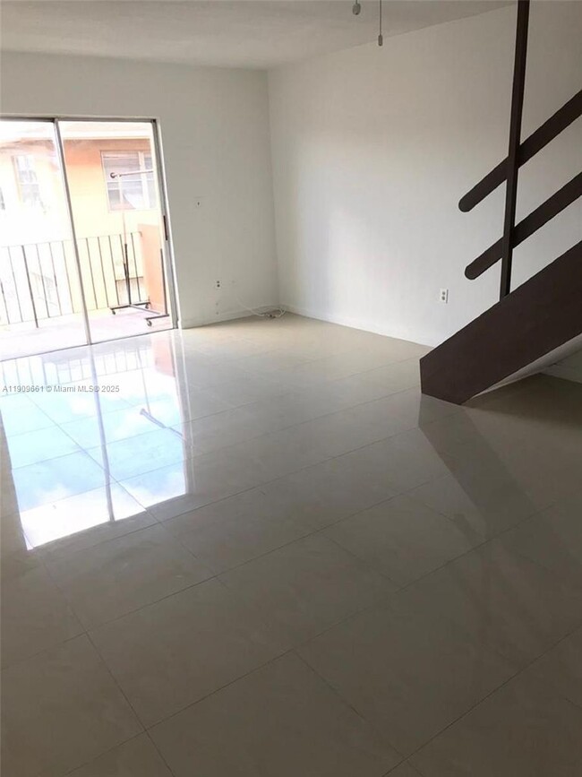 Building Photo - 1100 W 35th St Unit 27