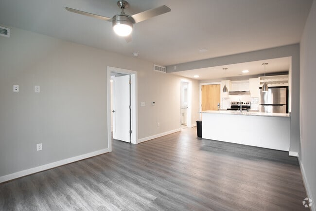 1BR,1BA,-650SF