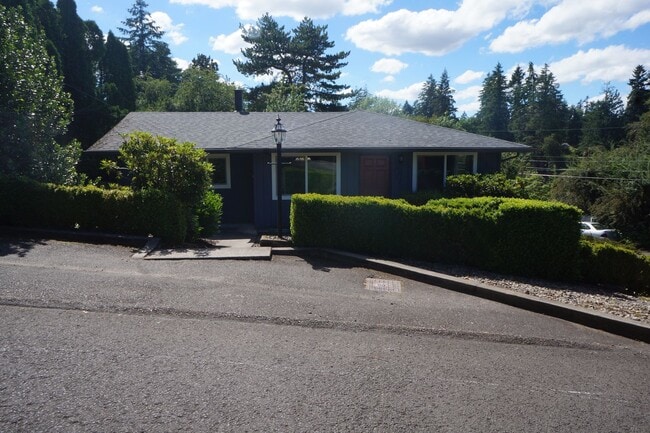 Building Photo - SW Portland 3 bedroom 2 bathroom Ranch
