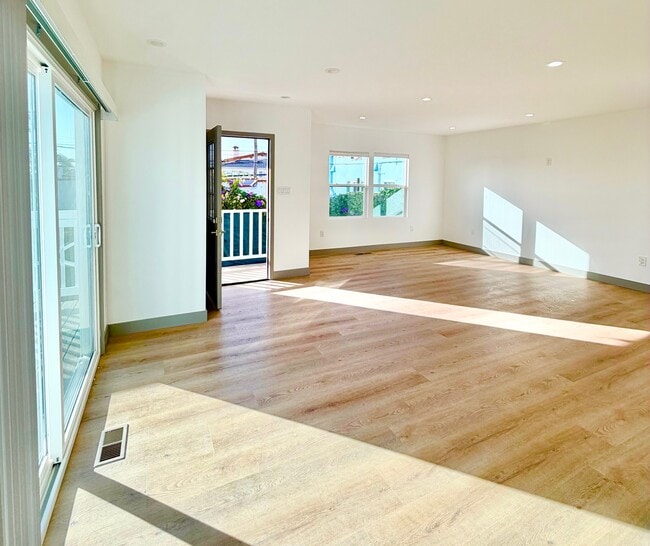 Building Photo - 626 N Irena Ave