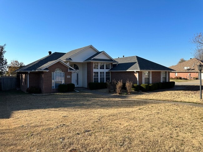 Photo - Gorgeous Brick Home for Rent! - 3 Bedroom, 2 Bath, 2 Car garage - 1,797 sf