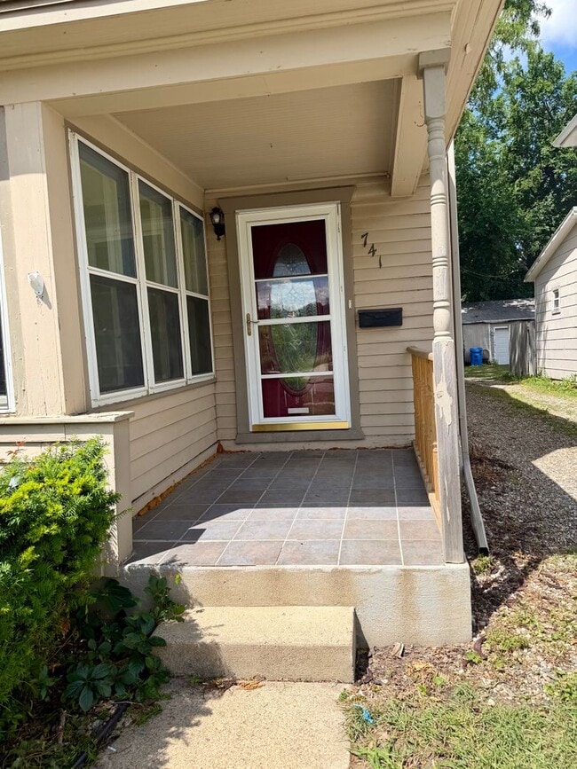Photo - 3 Bed/1.5 Bath House For Rent with 2 Car Garage!