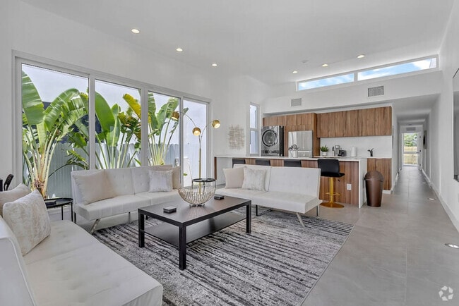 Building Photo - 2345 SW 16th St Rental
