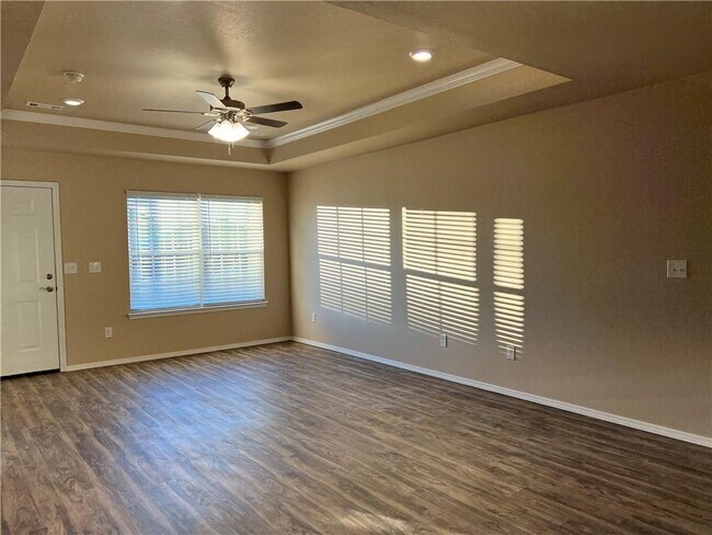 Photo - 801 Saddlebrook St