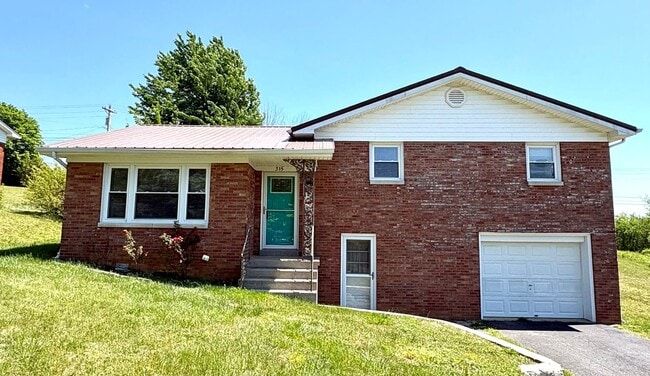 Building Photo - Comfortable Living and Space to Relax!