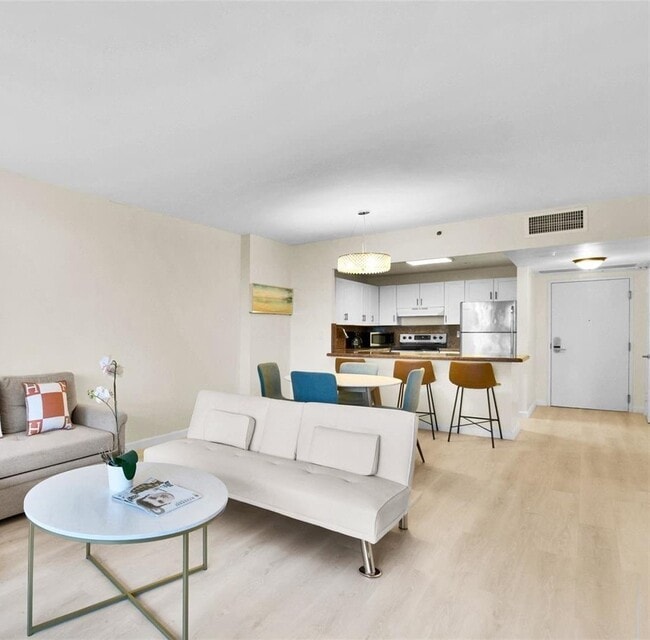 Building Photo - 2301 Collins Ave Unit 425 Rental