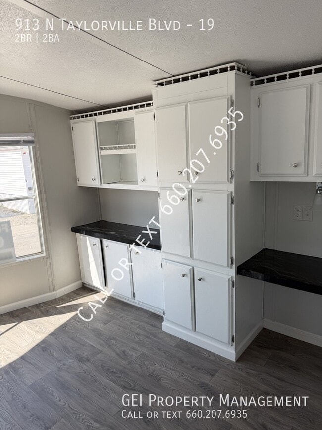 Photo - 913 N Taylorville Blvd