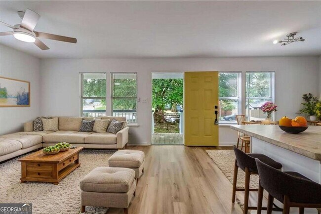 Photo - 996 Washington St SW