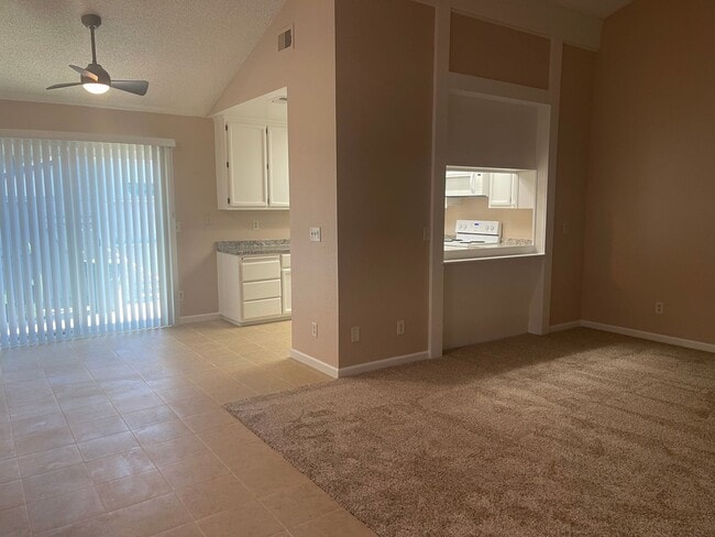 Building Photo - Beautiful Condo!