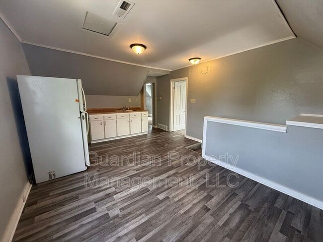 Photo - 409.5 E 3rd St