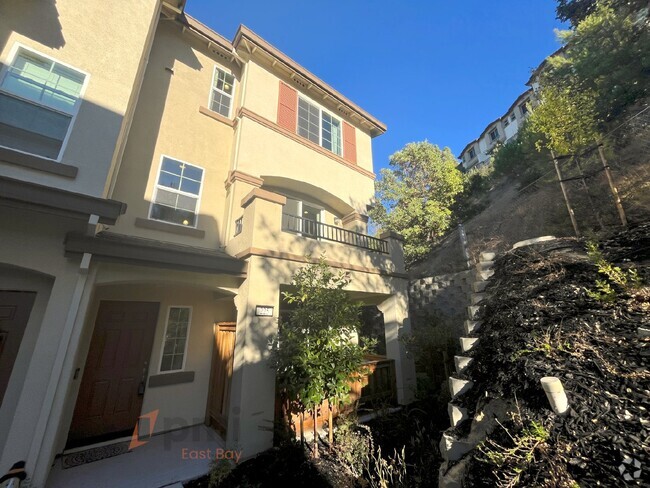 Building Photo - Modern 4-Bedroom Townhouse in Muir Heights...