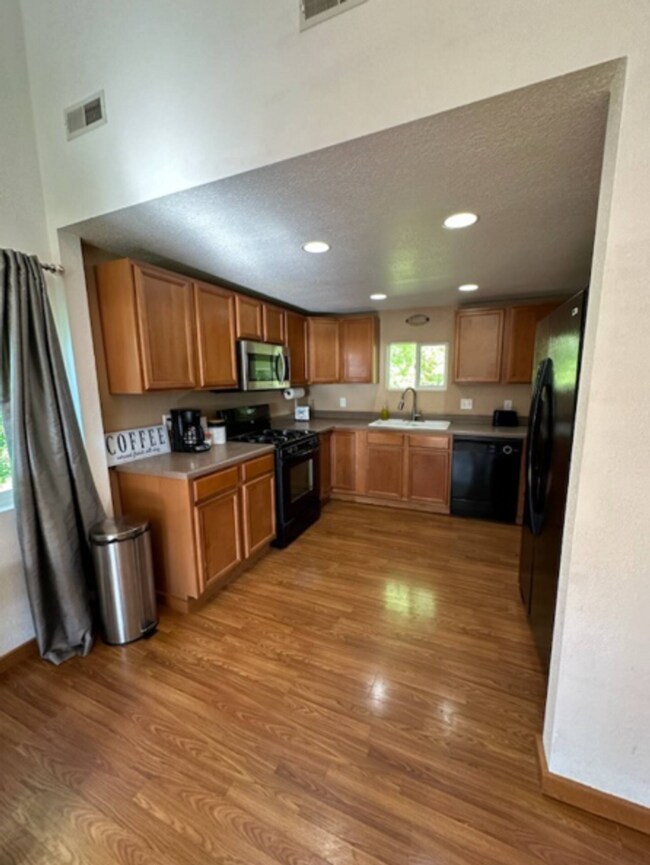 2 Bedroom 1 Bath Close to Lakes! Rental House Rental in