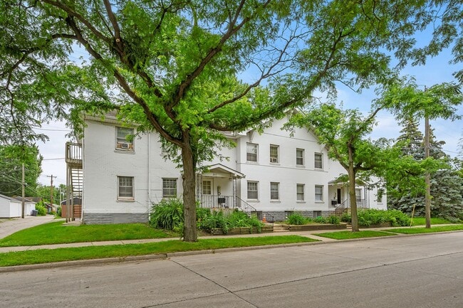 Building Photo - 3111 E 31st St Unit 3111 - Apt 5