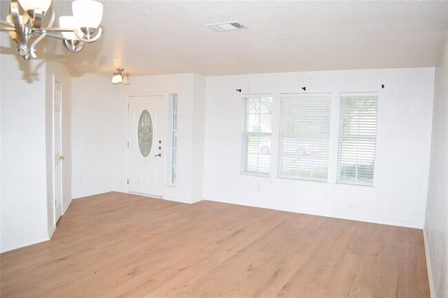 Photo - 2418 Willow Way