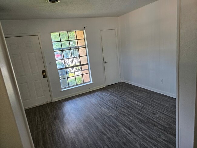 Building Photo - 6212 Walden Ave Unit Apt A