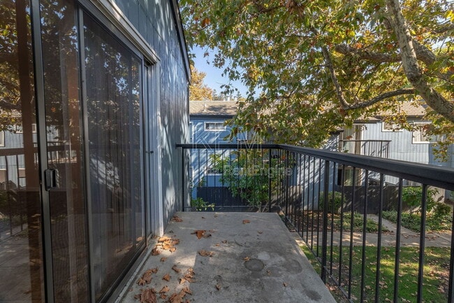 Building Photo - 3591 Quail Lakes Dr Unit 102
