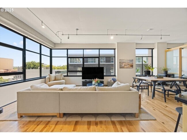 Building Photo - 333 NW 9th Ave Unit 712 Rental
