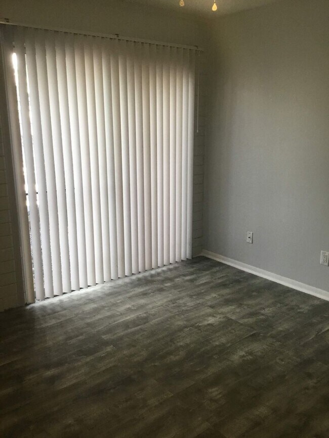 Photo - LEASE TERMS NEGOTIABLE  Summit House, Walk... Unidad P05