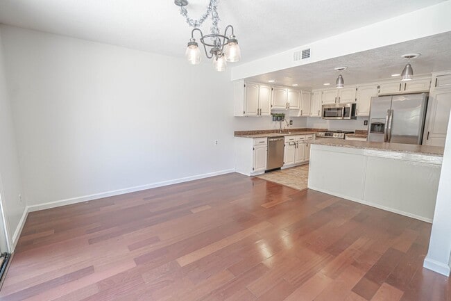 Photo - 4 Bedroom Home for Rent in Valencia!