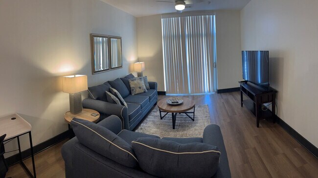 Photo - 424 W Trade St Unidad ID1344188P