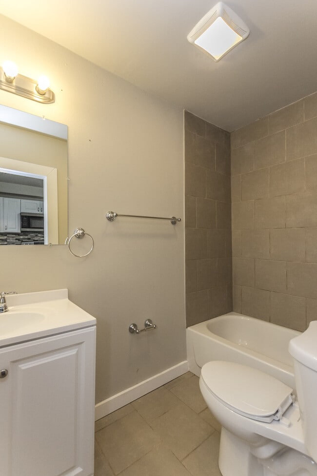 Photo - 5 Bedrooms, 2 Bathrooms - Near Drake