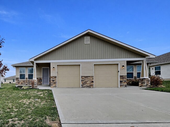 Building Photo - Charming 3Beds, 2Bath Home in Blue Springs with Garage Parking