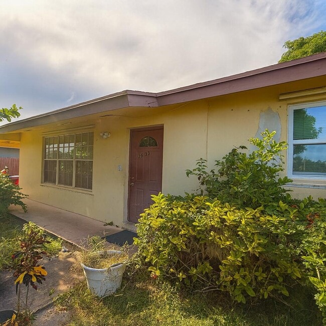 Building Photo - 2533 Dolphin Dr Rental