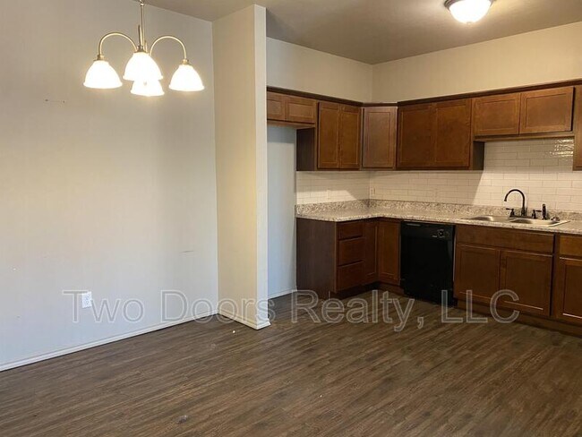 Photo - 611 N Main St