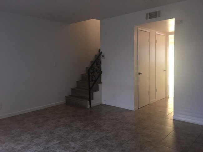 Photo - 4544 N Sharon Ave Unit Sharon #D - 664