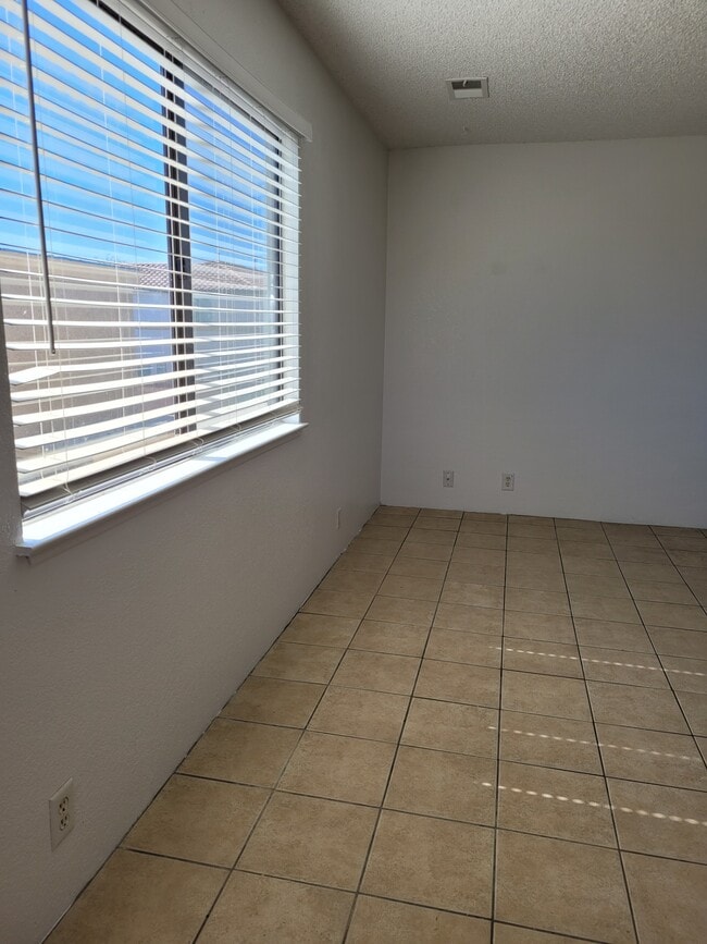 Building Photo - 1928 Lirio Way Unit C