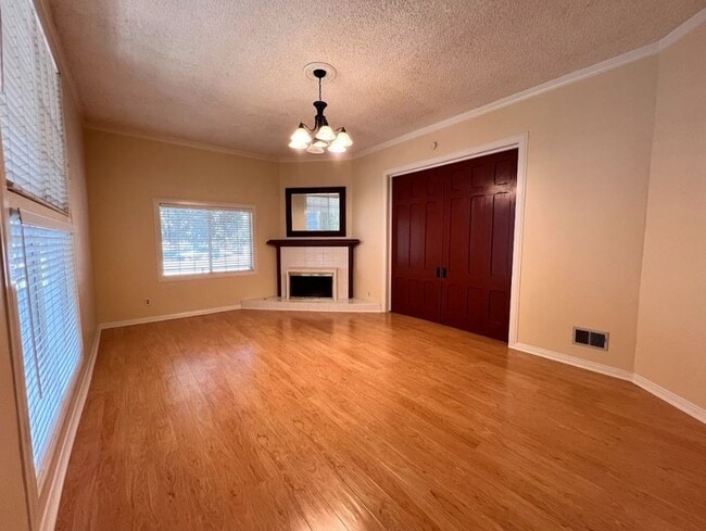 Photo - 447 N Raymond Ave