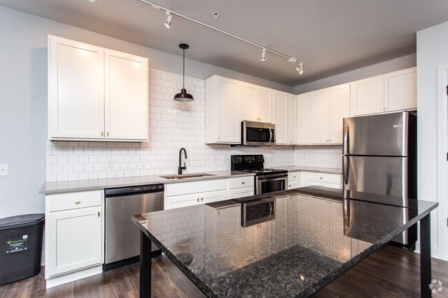 2BR, 2BA - 994 SF - Garfield