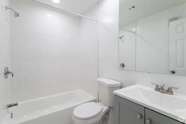 2 habitaciones, 1,5 baños, 907 pies cuadrados, completamente renovado, baño - The Courtyards at Bensalem