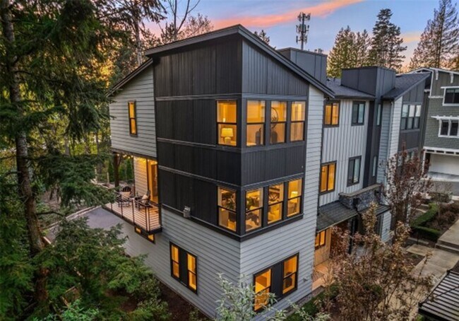 Stunning 4-bedroom, 3.5-bath end-unit town... - Stunning 4-bedroom, 3.5-bath end-unit town... Townhome