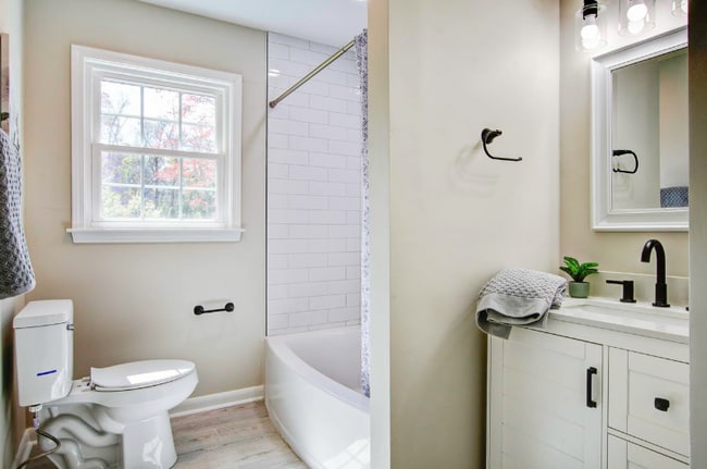 Building Photo - 4523 W Montague Ave