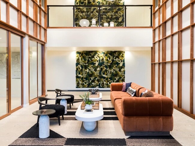 Bienvenido a casa. Nuestro lobby inspirado en un hotel combina una elegancia atemporal con la comodidad moderna, marcando el tono para una vida elevada.
